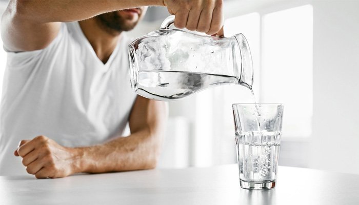 Sabah Uyanınca Su İçmeniz İçin 4 Geçerli Neden
